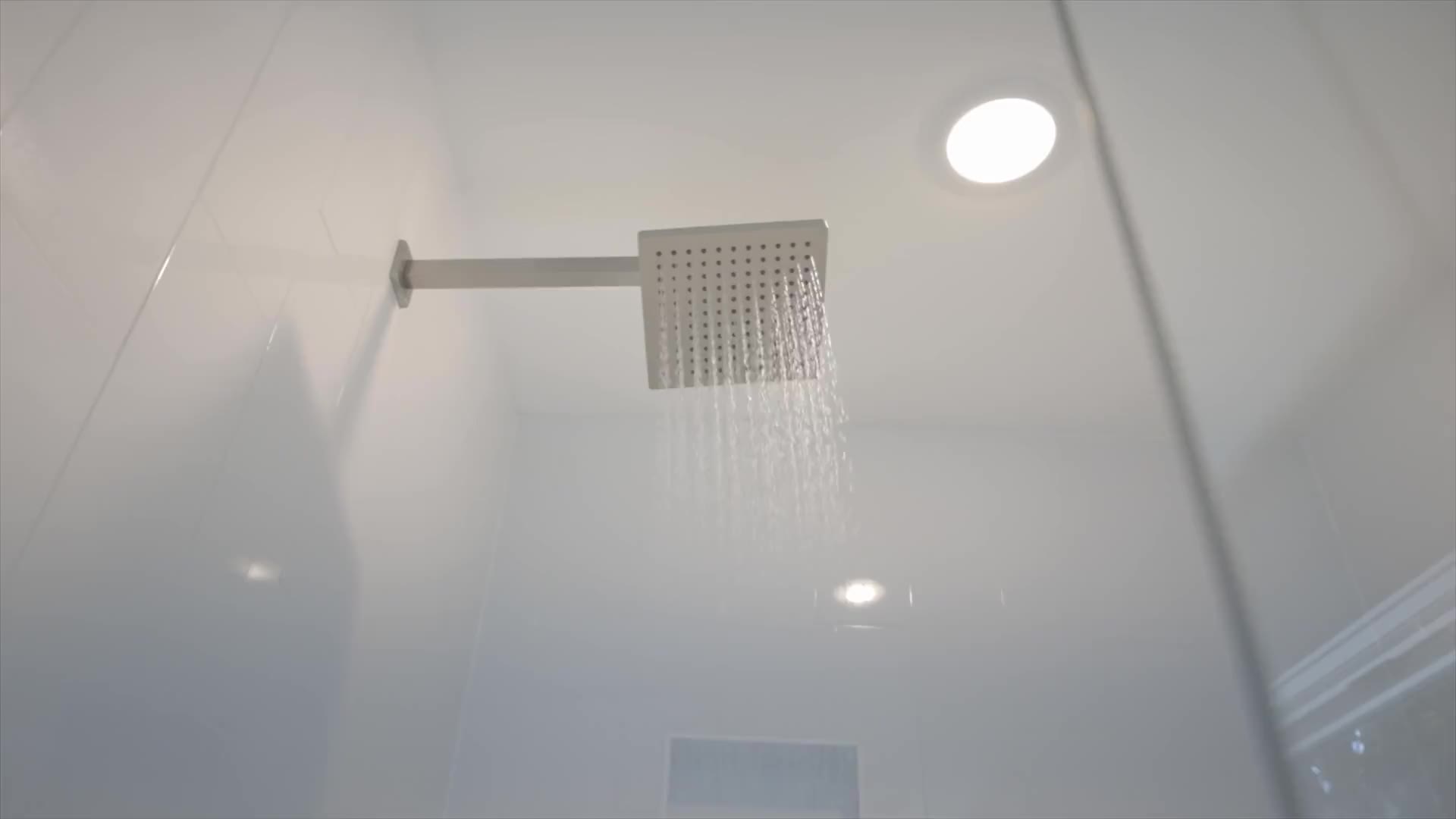 Independent bathroom atmosphere with glass and metal details